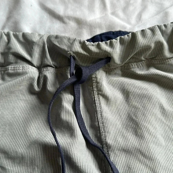 Athleta pinstripe elastic waist shorts size M pockets drawstring - Picture 3 of 5